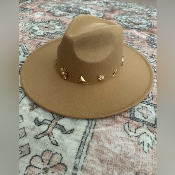 Accessories - NWT Stylish Tan Fedora with Gold Accents
